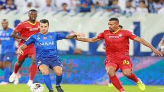 الهلال يغرد في الصدارة بثلاثية ضمك