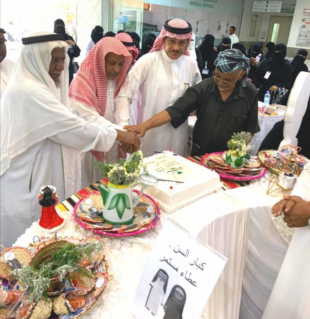 مستشفى أبو عريش العام يحتفي ” بالمسنين ” في يومهم العالمي