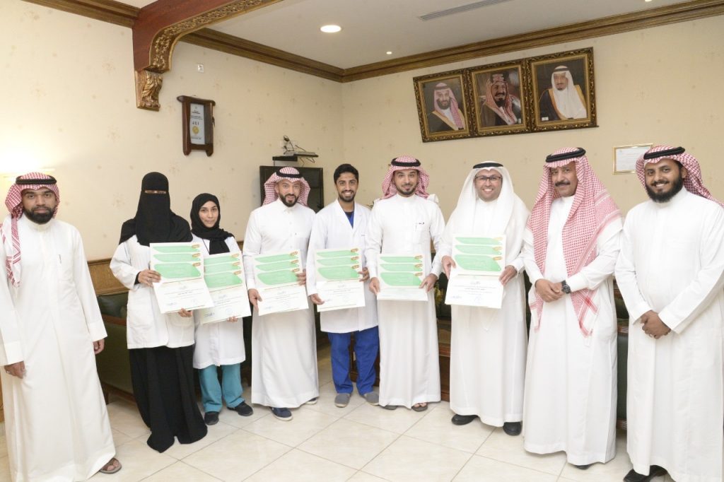 مدير الشؤون الصحية يكرم الفائزين بجائزة معالي وزير الصحة للرواد مدير الشؤون الصحية يكرم الفائزين بجائزة معالي وزير الصحة للرواد