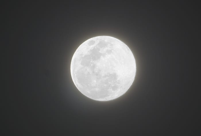 « القمر » يكتمل بدرا … الليله