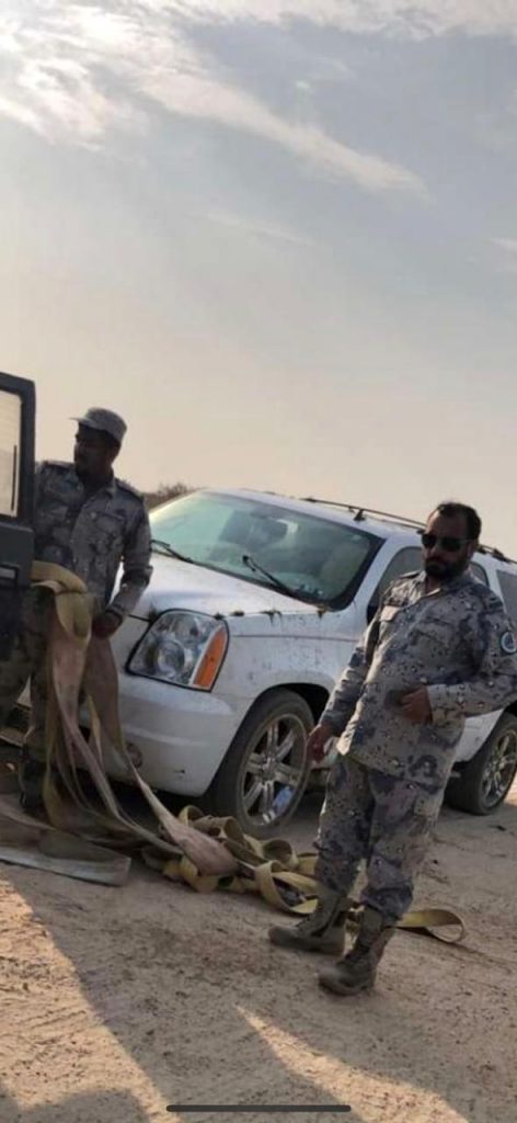 حرس الحدود ينقذ عائلة علقت مركبتهم بالرمال في الخفجي