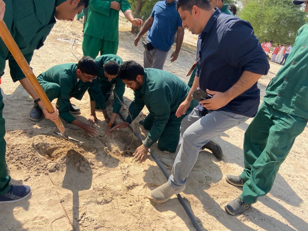 مستفيدين مركز التأهيل الشامل للذكور بالأحساء يشاركون بمبادرة التشجير مستفيدين مركز التأهيل الشامل للذكور بالأحساء يشاركون بمبادرة التشجير