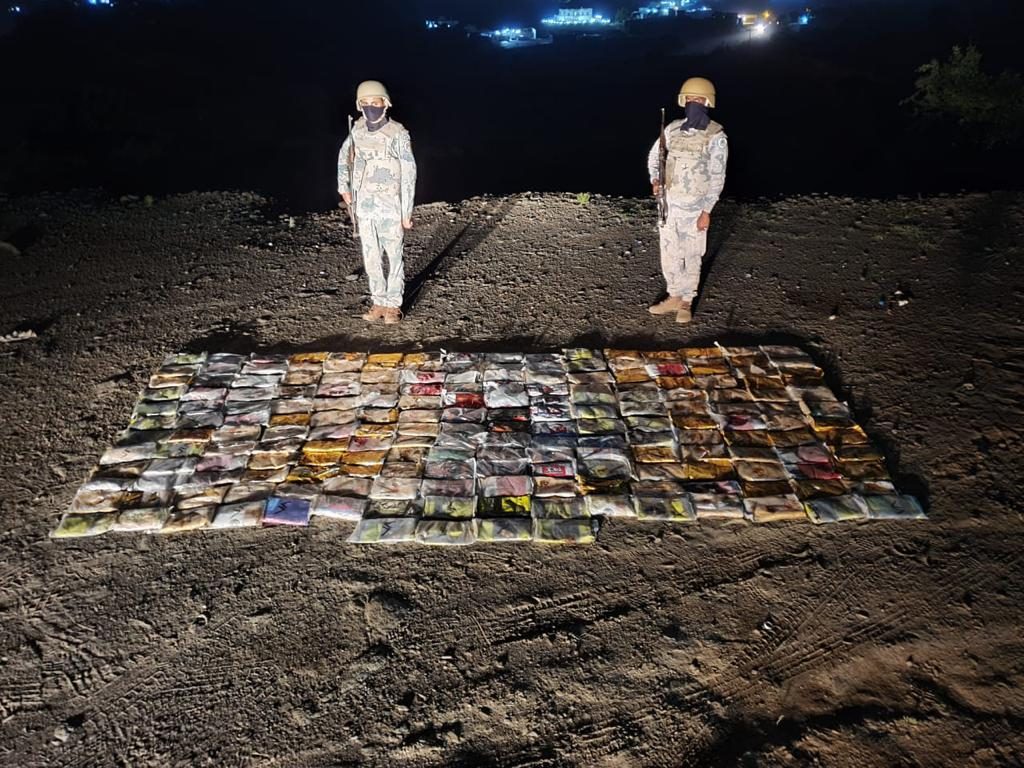 حرس الحدود يحبط محاولة تهريب الحشيش المخدر اكثر من طن ونصف في عدة مناطق بالمملكة حرس الحدود يحبط محاولة تهريب الحشيش المخدر اكثر من طن ونصف في عدة مناطق بالمملكة
