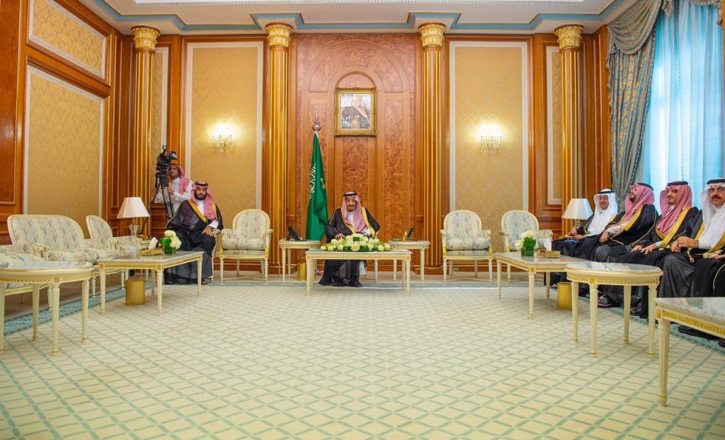 أمام خادم الحرمين الشريفين.. الأمير سلطان بن أحمد بن عبد العزيز يؤدي القسم بمناسبة تعيينه سفيراً لدى مملكة البحرين أمام خادم الحرمين الشريفين.. الأمير سلطان بن أحمد بن عبد العزيز يؤدي القسم بمناسبة تعيينه سفيراً لدى مملكة البحرين