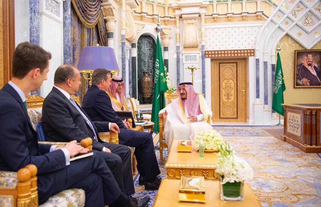 خادم الحرمين الشريفين يستقبل دولة رئيس وزراء بريطانيا الأسبق ديفيد كاميرون خادم الحرمين الشريفين يستقبل دولة رئيس وزراء بريطانيا الأسبق ديفيد كاميرون