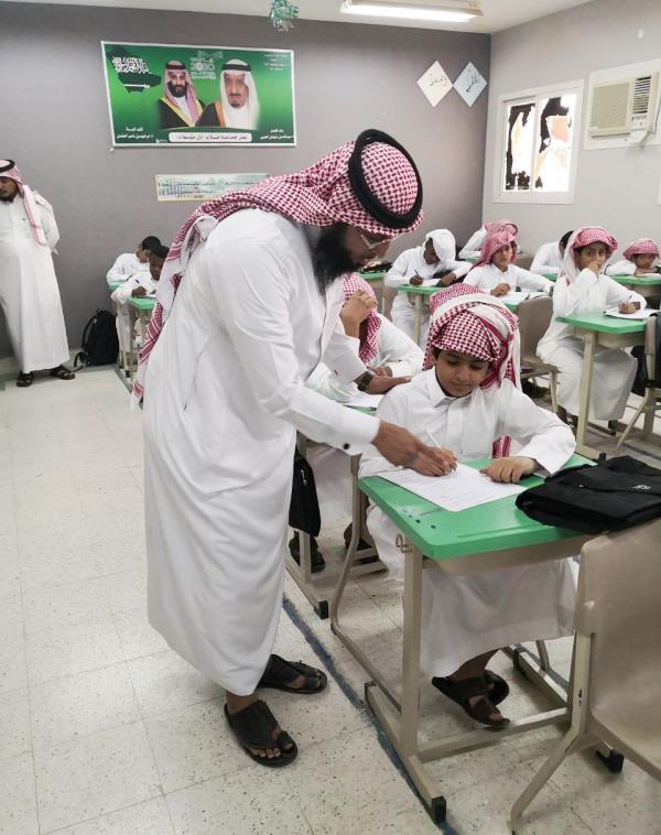 البشـر : يطمأن على سير الدراسة في “متوسطة أحـد” البشـر : يطمأن على سير الدراسة في “متوسطة أحـد”