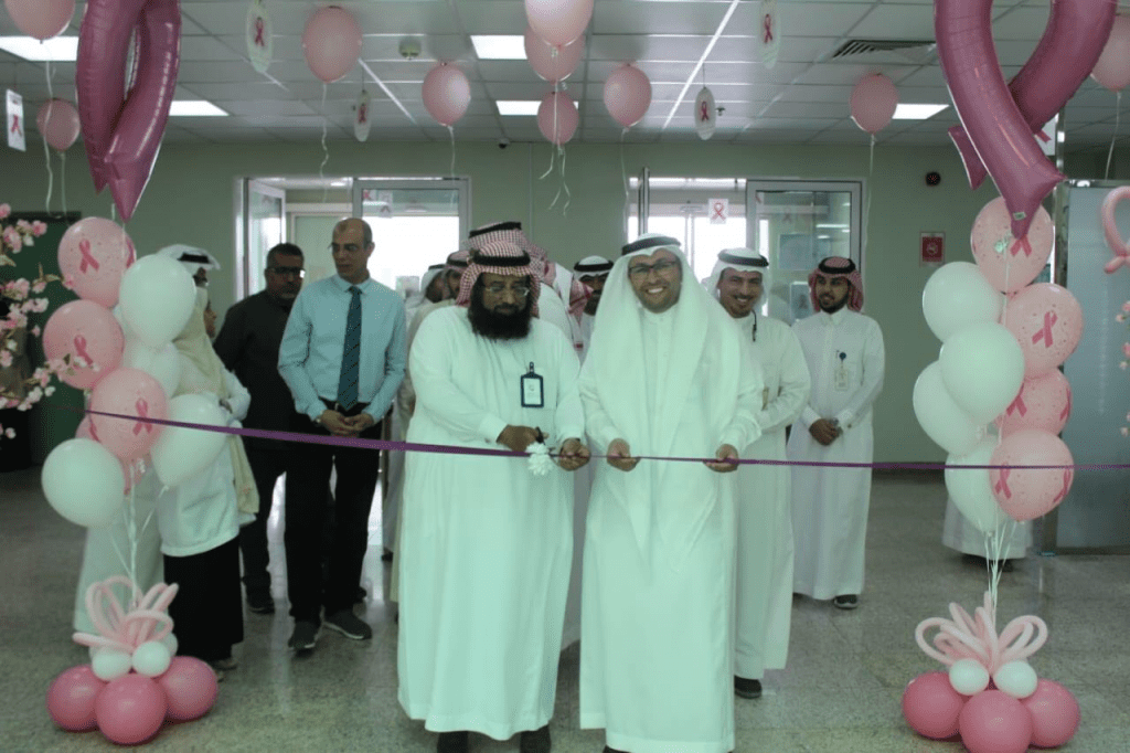مستشفى الملك فيصل بالأحساء يوعي المراجعين بمرض سرطان الثدي تحت شعار  ”  لاتنتظريالأعراض ” افحصي الآن