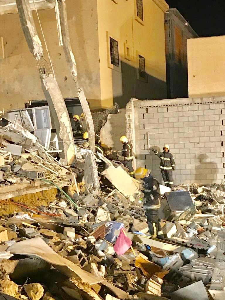 الدفاع المدني: إصابة 13 شخصاً جراء انهيار مبنى سكني في الدمام الدفاع المدني: إصابة 13 شخصاً جراء انهيار مبنى سكني في الدمام
