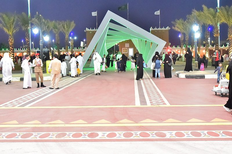 حضور لافت من العائلات والأفراد لمهرجان السمح الموسمي في يومه الأول حضور لافت من العائلات والأفراد لمهرجان السمح الموسمي في يومه الأول