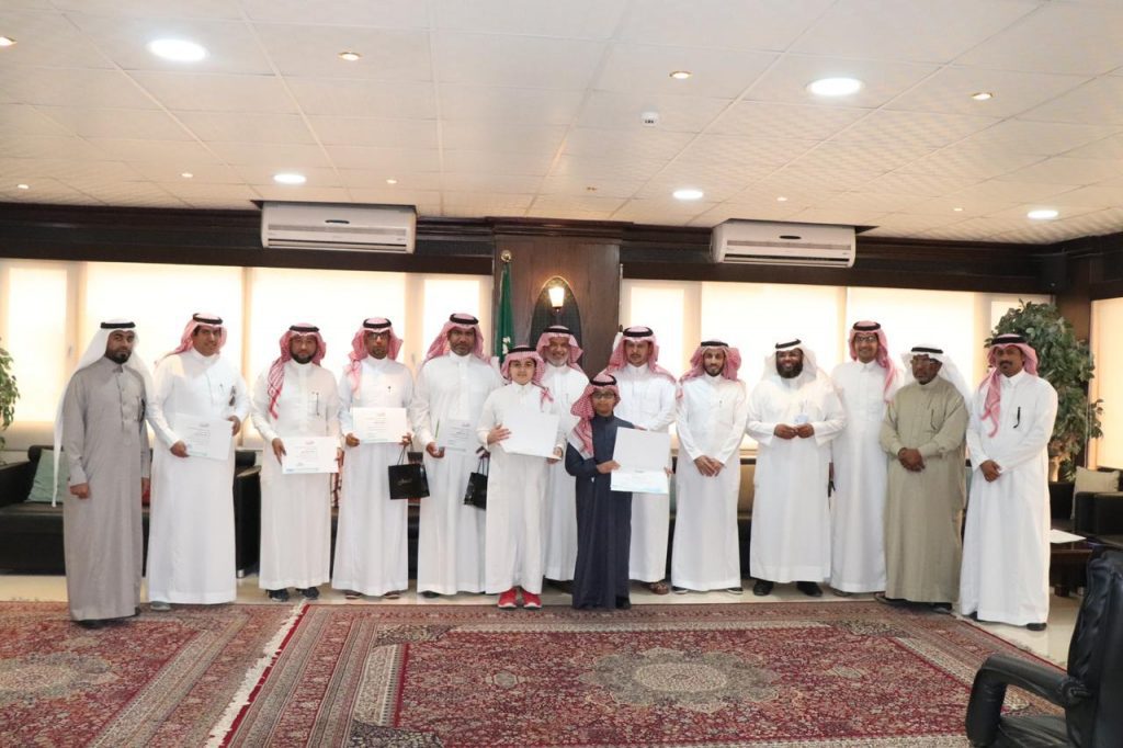 ” العيسى ” يكرم الطالبين المتأهلين للمؤتمر العلمي الثالث عشر بصبيا