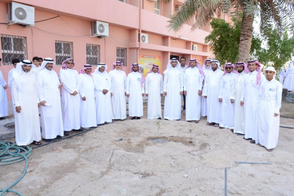 تشجير مدرسة المركز المتوسطة .. مبادرة البيئة والتعليم للحفاظ على البيئة تشجير مدرسة المركز المتوسطة .. مبادرة البيئة والتعليم للحفاظ على البيئة