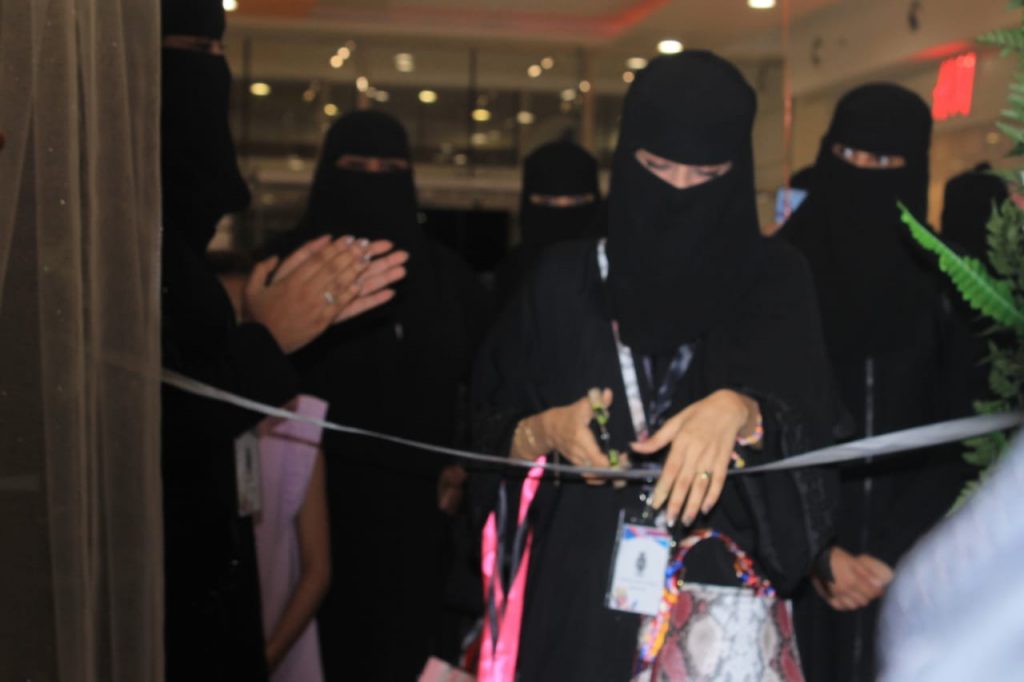 فريق UP2UP التطوعي ينظم مبادرة ” موعد أعمى مع كتاب”  بالراشد مول بجازان