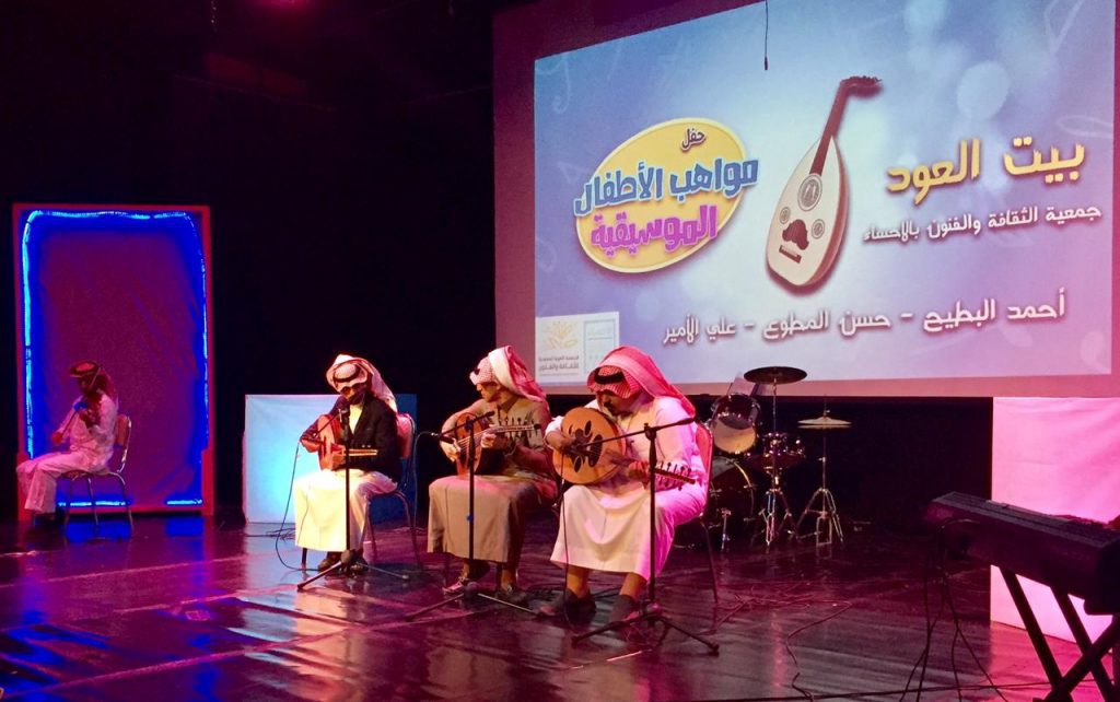 مواهب طفولية تبهر “جمهور فنون الأحساء” مواهب طفولية تبهر “جمهور فنون الأحساء”