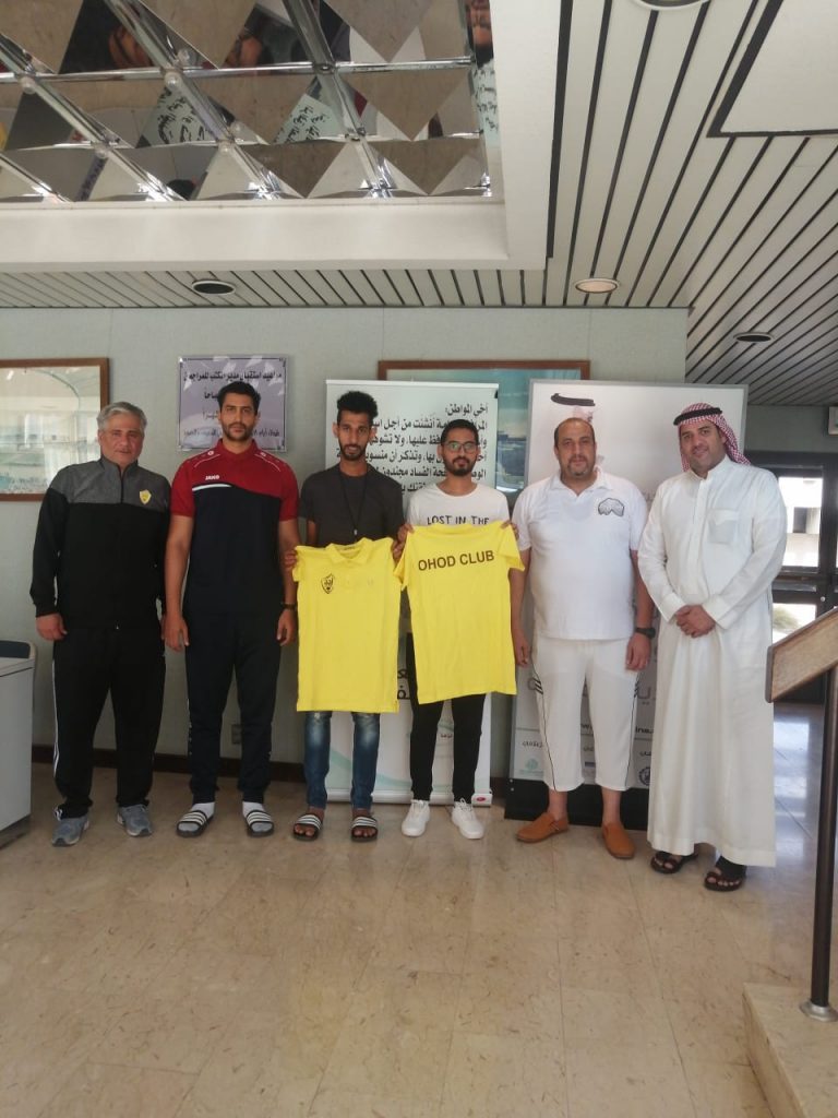 طائرة أحد تتعاقد مع عدة لاعبين