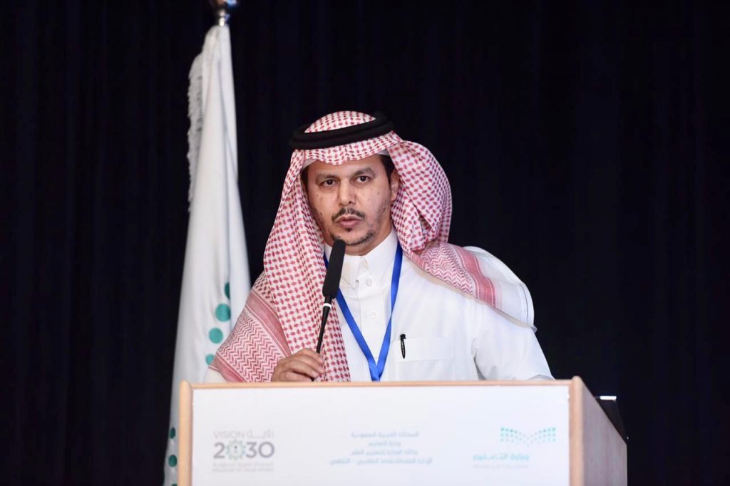 بالصور ….” العيسى ” يدشن انطلاقة فعاليات منافسات المسرح المدرسي ” المجموعة الثانية ”  بتعليم الأحساء