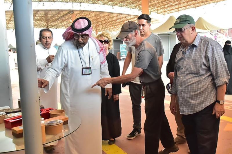 وفد سياحي من الولايات المتحدة الأمريكية يزور مهرجان سمح الجوف وفد سياحي من الولايات المتحدة الأمريكية يزور مهرجان سمح الجوف