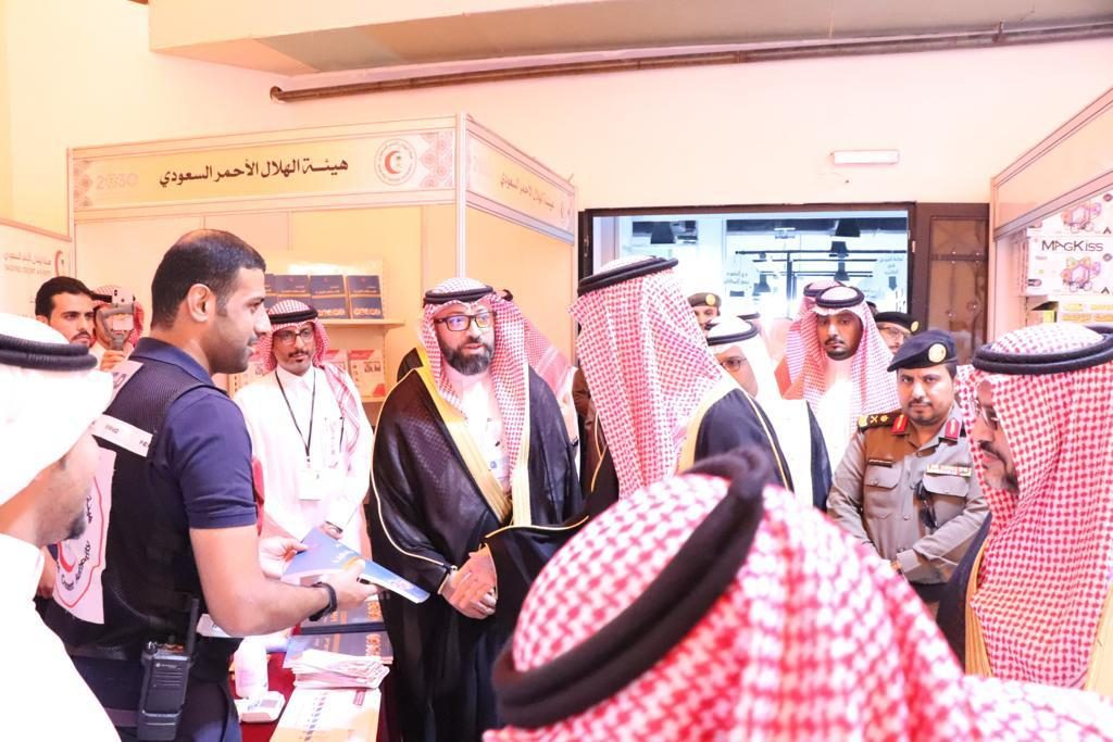 أمير الجوف يزور جناح هيئة الهلال الأحمر المشارك بمعرض الكتاب الخامس أمير الجوف يزور جناح هيئة الهلال الأحمر المشارك بمعرض الكتاب الخامس
