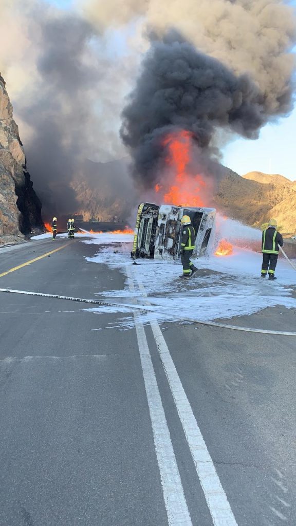 مدني ضباء يخمد حريقاً اندلع بناقلة وقود بعد انقلابها وينقذ سائقها