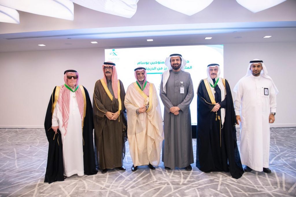 تسليم وسام الملك عبدالعزيز من الدرجة الأولى لشخصيات العمل الصحي الخيري 