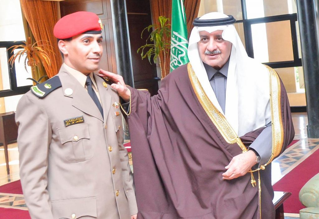 امير تبوك يقلد الرائد عمر العوفي قائد الامن والحراسات بالقصر الحكومي رتبته الجديدة