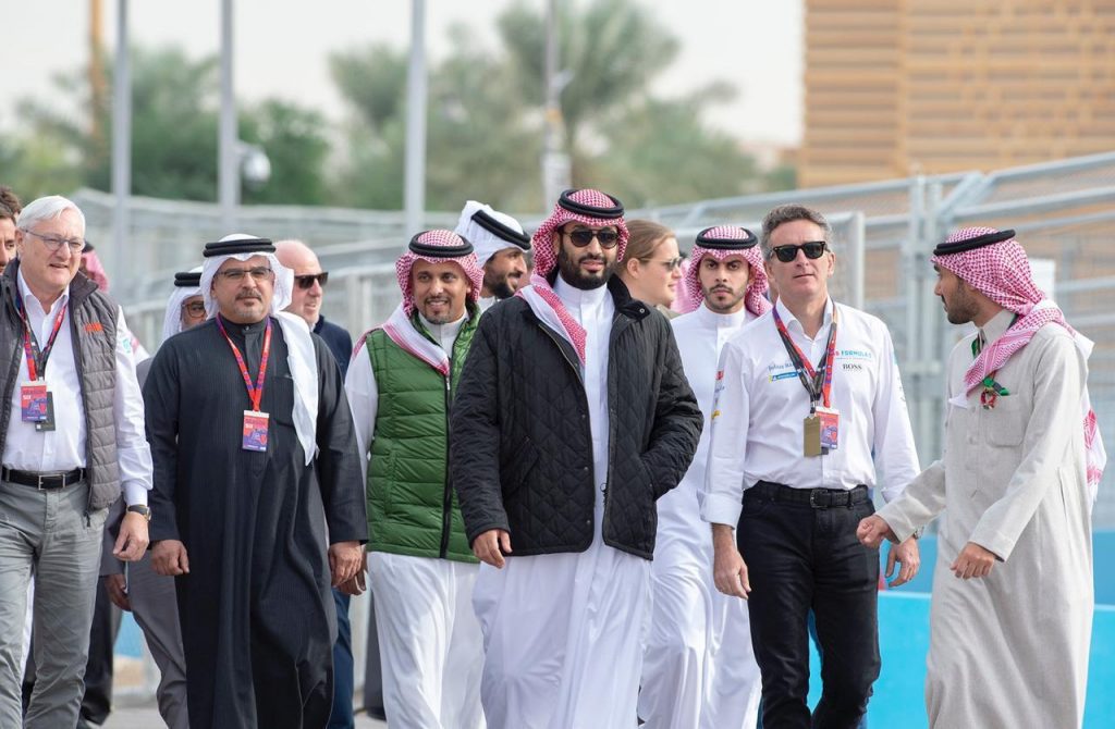ولي العهد يشهد انطلاقة الجولة الافتتاحية لبطولة “إيه بي بي فورمولا إي” للسيارات الكهربائية في دورتها الثانية بالدرعية