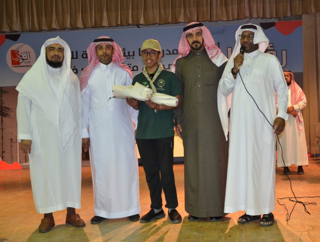 ” الصيعري ” يكرم الكشاف عبدالله العثمان لحصوله على وسام التميز الكشفي في المخيم الخلوي بـ حائل