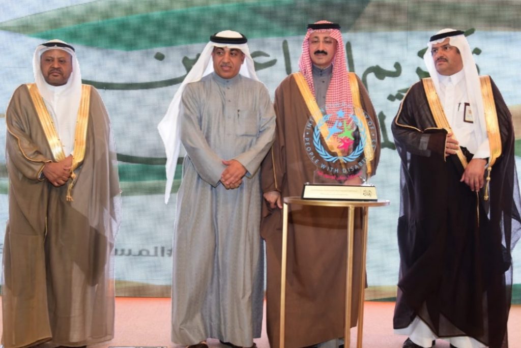 محافظ الأحساء يكرم الإعلامي زهير الغزال محافظ الأحساء يكرم الإعلامي زهير الغزال