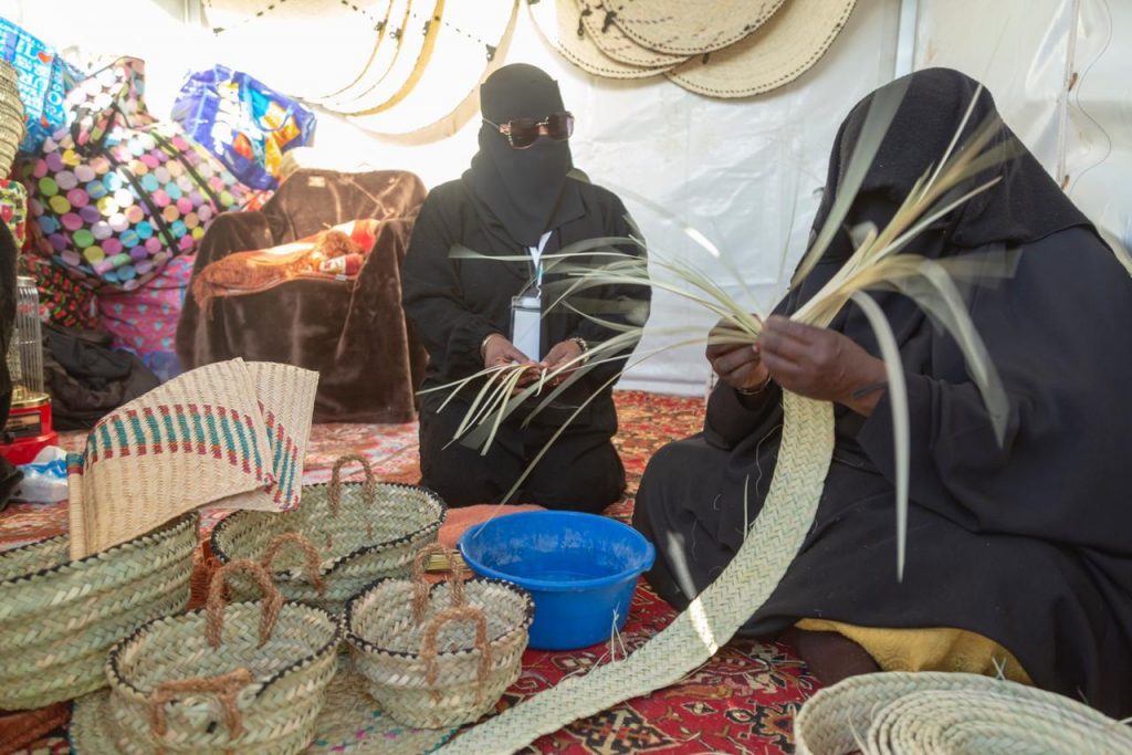 “أم سعيد” تواجه “الحاجة” بحرفة موروثة عمرها 250 عامًا