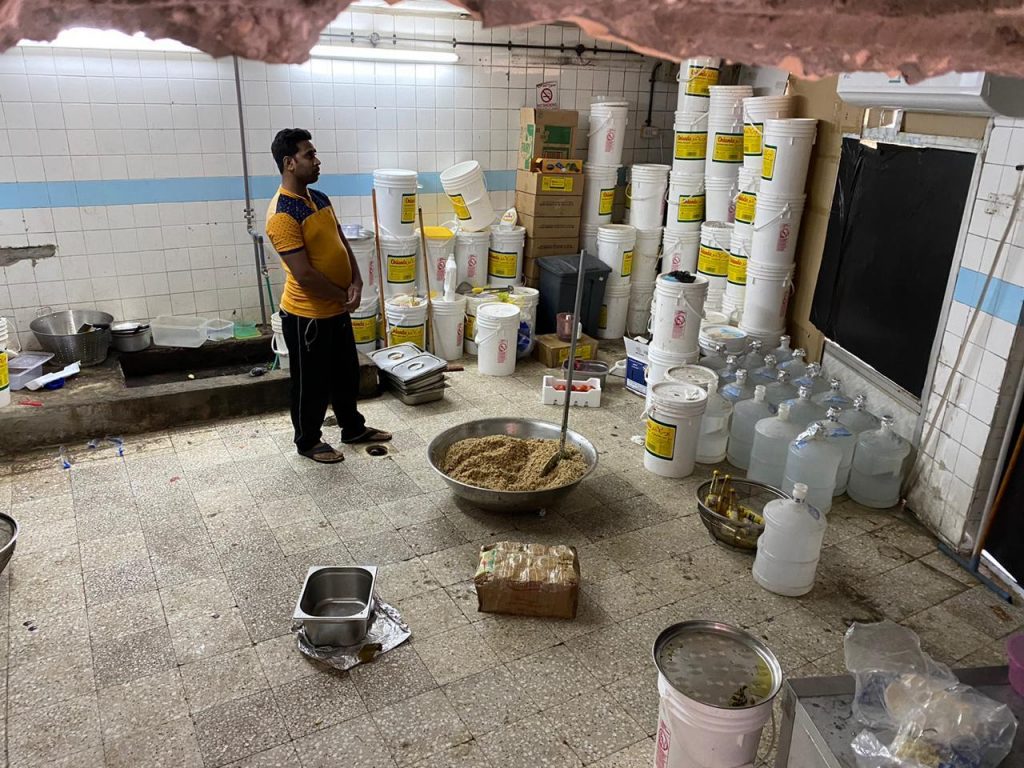 أمانة الاحساء .. ضبط عمالة احالت مسكن لنشاط مُخالف واتلاف طن ” منتجات غذائية”