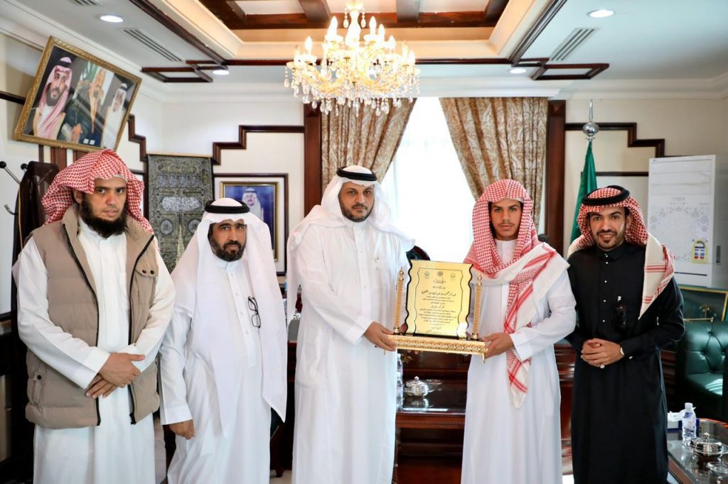محافظ الوجه يكرم ” بن طليحة ” الحاصل على المركز الأول على منطقة تبوك بمسابقة خادم الحرمين الشريفين للقرآن الكريم .