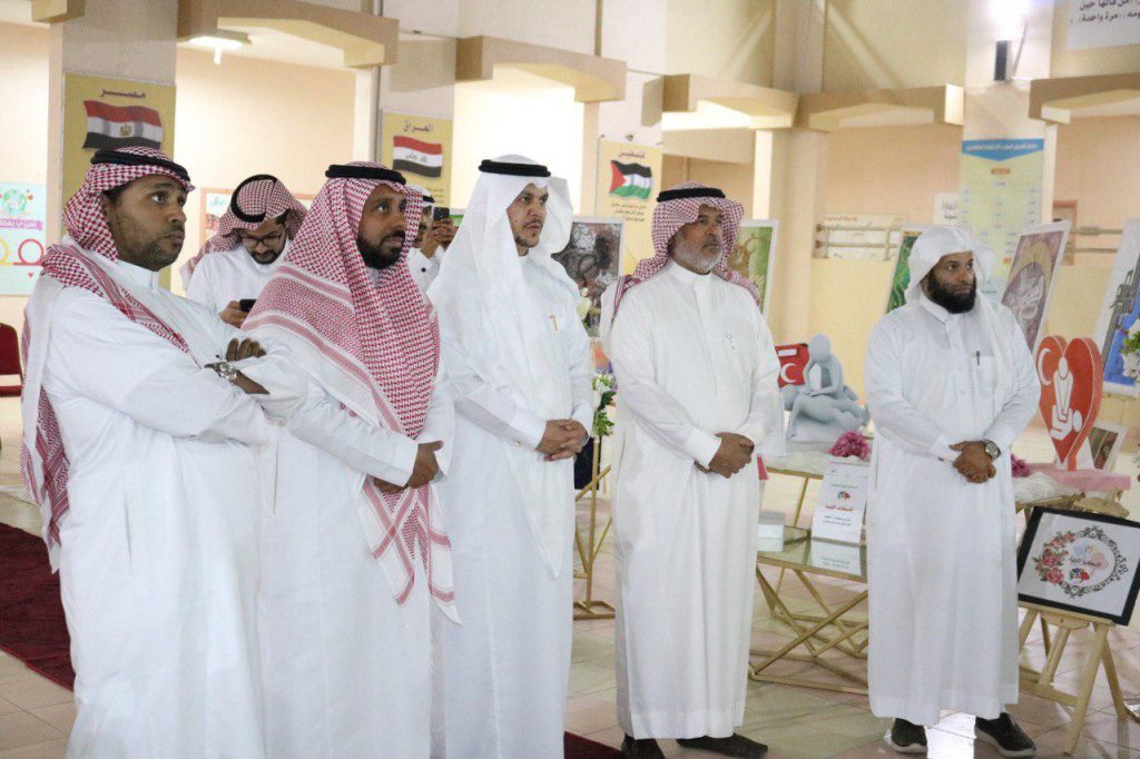 مدير تعليم الأحساء يدشن معرض مكتسبات ومنتجات الدورات النوعية للطالبات بأندية الحي