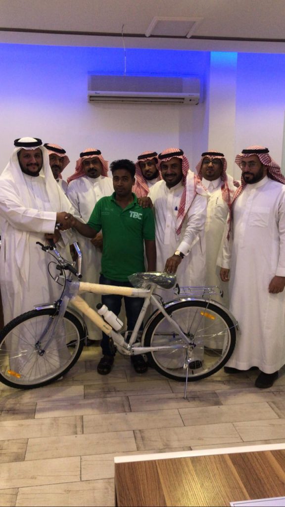 أمن وسلامة تعليم مكة تمنح دراجة للعامل المخلص