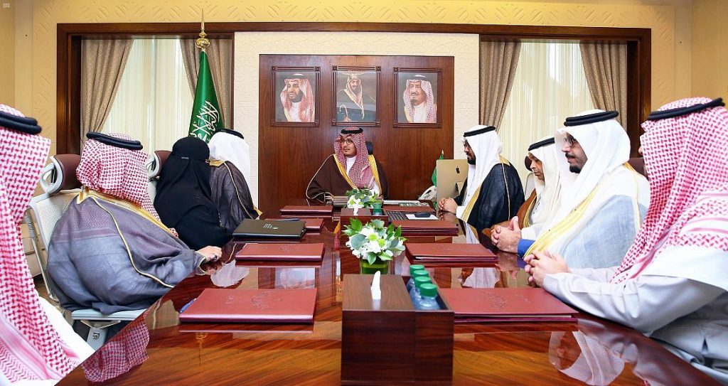 نائب أمير الشرقية يلتقي مجلس إدارة “تنمية وسط الدمام”