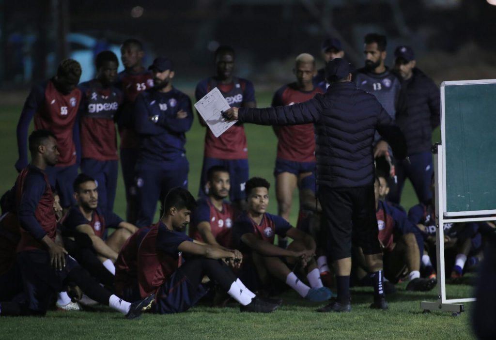 الرئيس يجتمع بالجهازين الفني والإداري واللاعبين ويطالبهم بنسيان الماضي