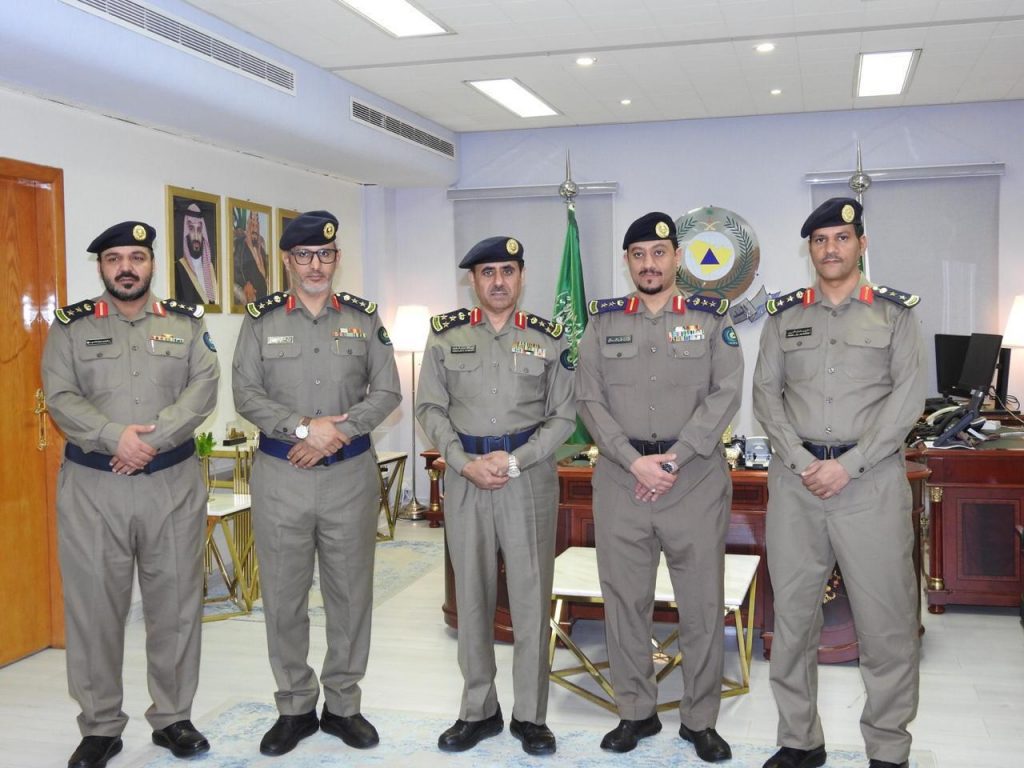 العميد الركيان يقلد عدد من الضباط بمدني حائل العميد الركيان يقلد عدد من الضباط بمدني حائل