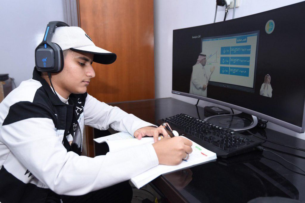 طلبة تعليم الأحساء يواصلون دروس  المراجعة عن بعد حتى نهاية العام الدراسي