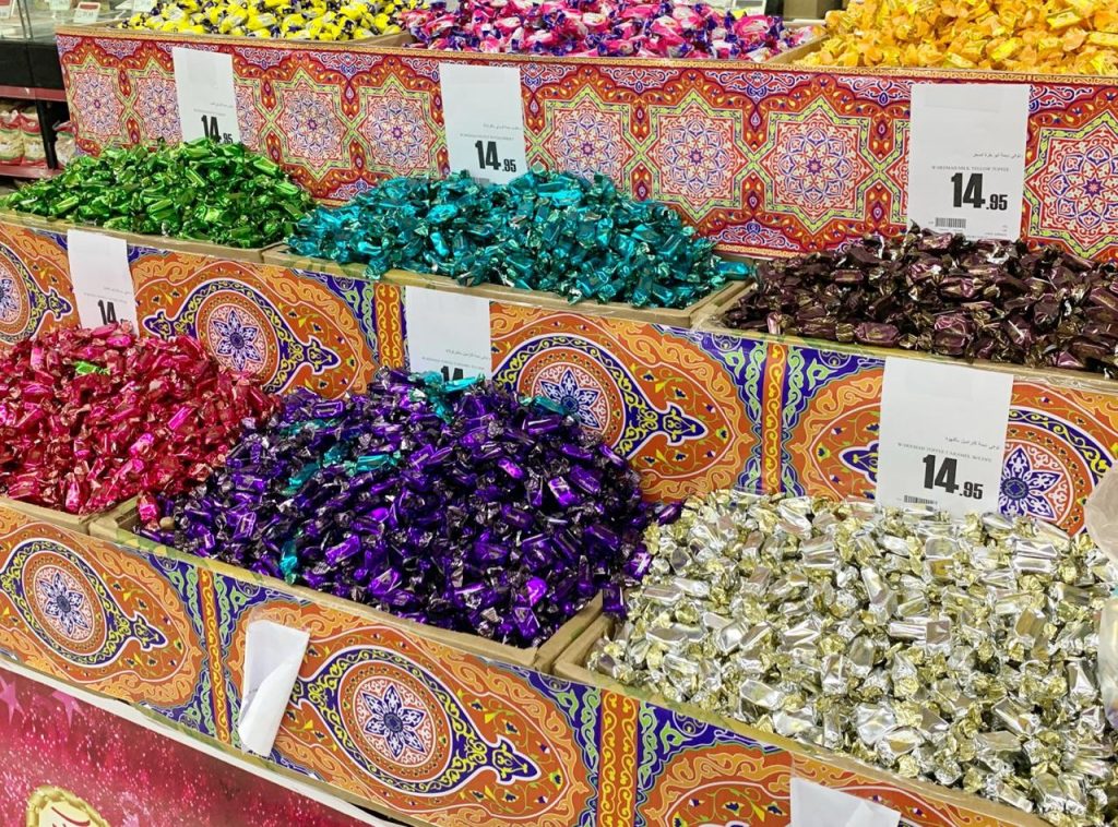 أسواق الحلويات والمكسرات في رفحاء.. وفرة في المعروض ونشاط متوسط في حركة البيع أسواق الحلويات والمكسرات في رفحاء.. وفرة في المعروض ونشاط متوسط في حركة البيع