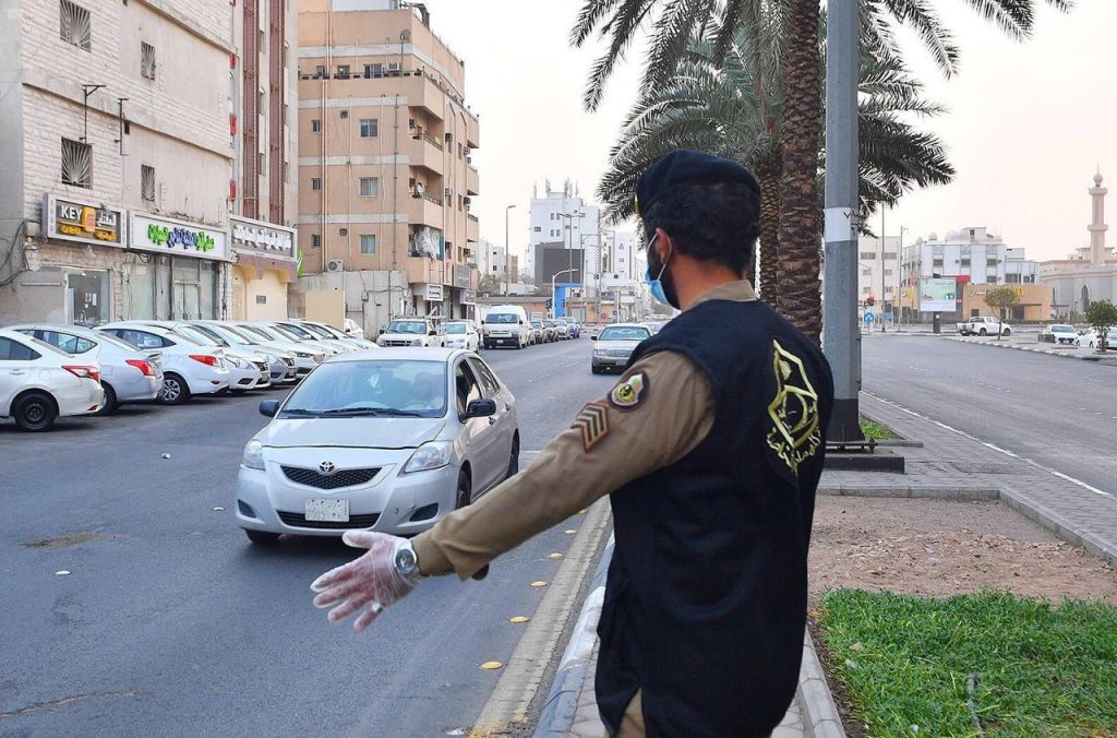 الجهات الأمنية بالمدينة المنورة تعزز انتشارها لمتابعة تطبيق أمر منع التجول في الطرق وأماكن التجمعات