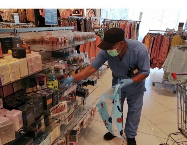 بلدية القطيف تصادر عينات التجربة لعدد من محلات العطور والتجميل لمخالفتها الاشتراطات الاحترازية