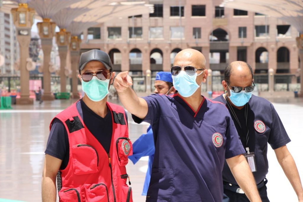 مدير عام هيئة الهلال الأحمر السعودي بمنطقة المدينة المنورة يتفقد  نقاط الفرز البصري بالمسجد النبوي الشريف