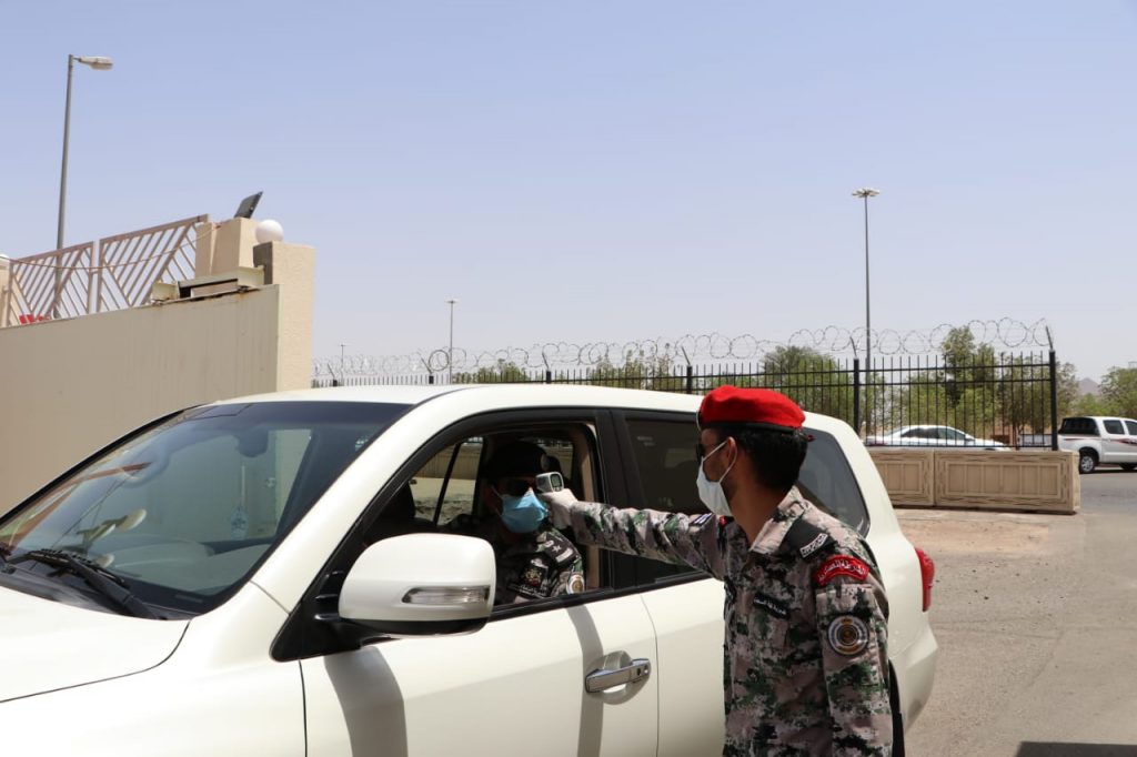 سجون منطقة المدينة المنورة تباشر عملها وسط تطبيق عدة إجراءات احترازية للوقاية من فايروس كورونا
