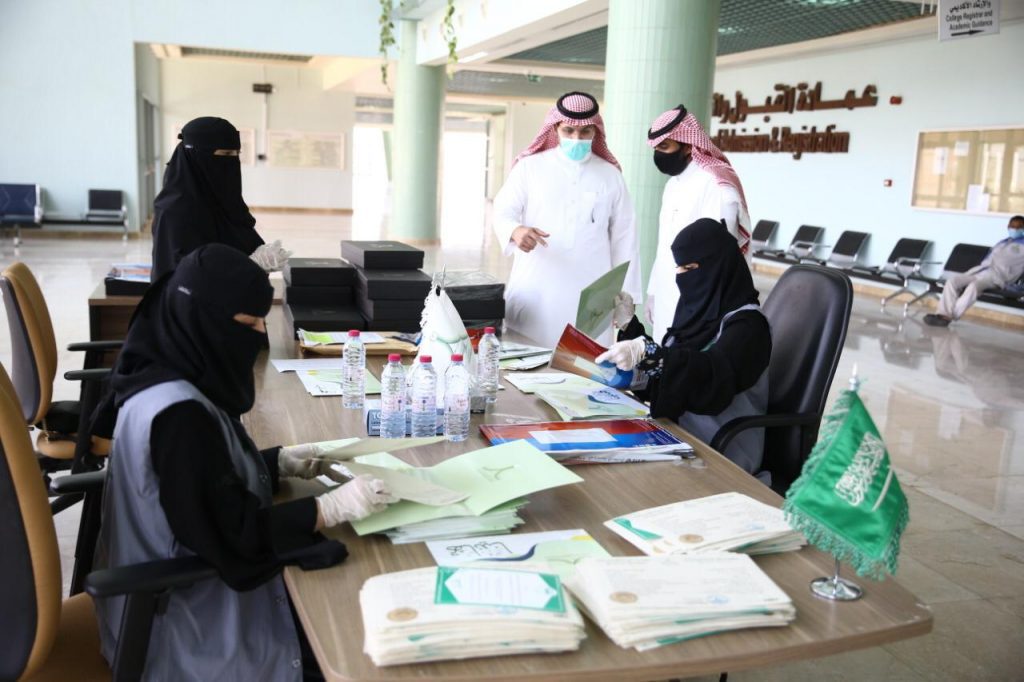 جامعة الحدود الشمالية تبدأ بتوصيل وثائق الخريجين إلى منازلهم