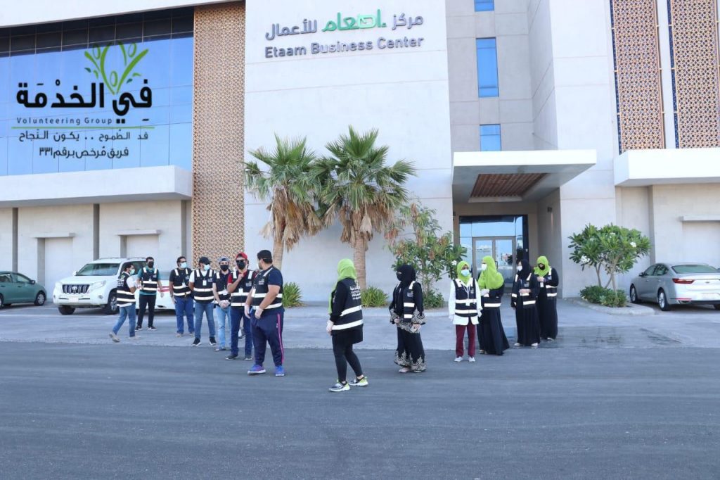 في الخدمه وبالتعاون مع جمعية همم يستنفر طاقاته لايصال ٧٥ سله غدائيه للاسر المحتاجه في مختلف مناطق الشرقيه