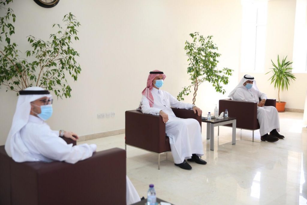 رئيس جامعة الجوف يزور المكتبة المركزية بالمدينة الجامعية ويشيد بتنظيم العمل وتقديم الخدمات الإلكترونية