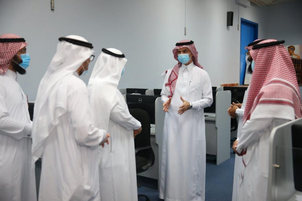 الدكتور الشايع يزور كليتي الطب وطب الأسنان ويدشن عيادة طب الأسنان المتنقلة