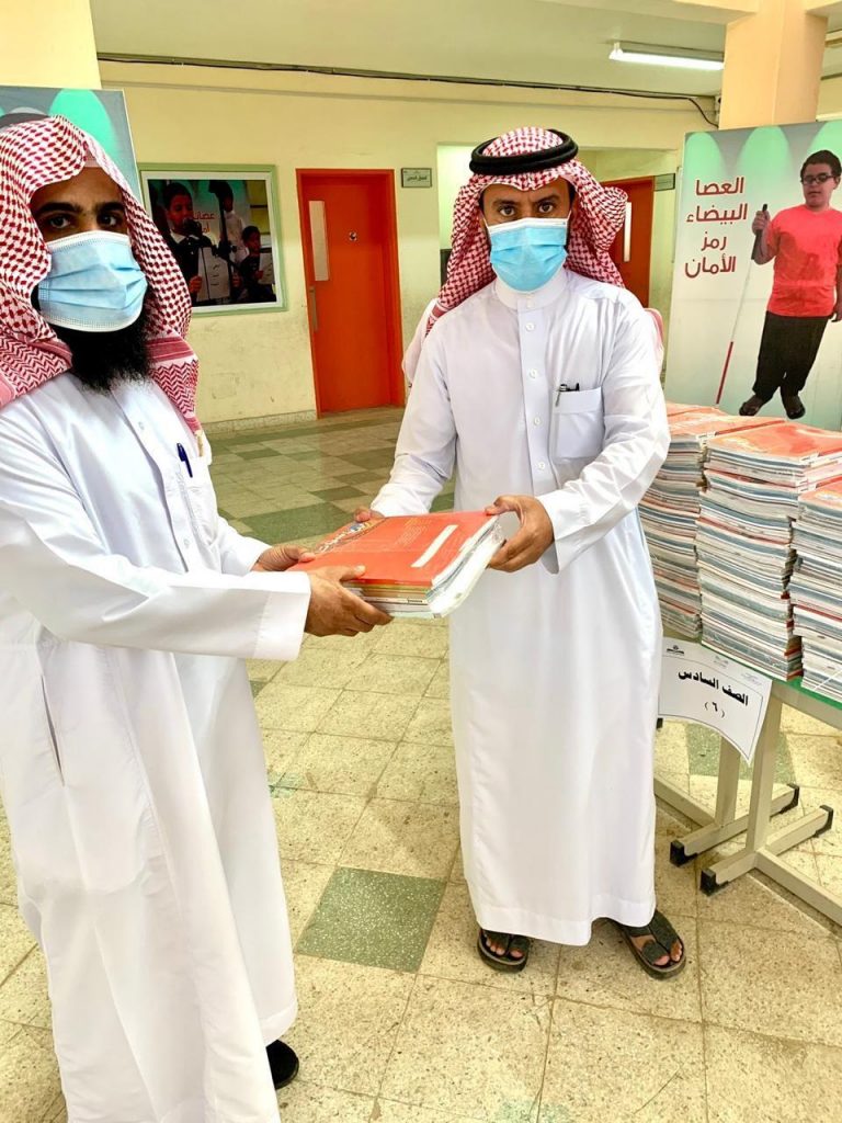 مدارس رفحاء تواصل تسليم المقررات الدراسية لأكثر من 18 ألف طالب وطالبة