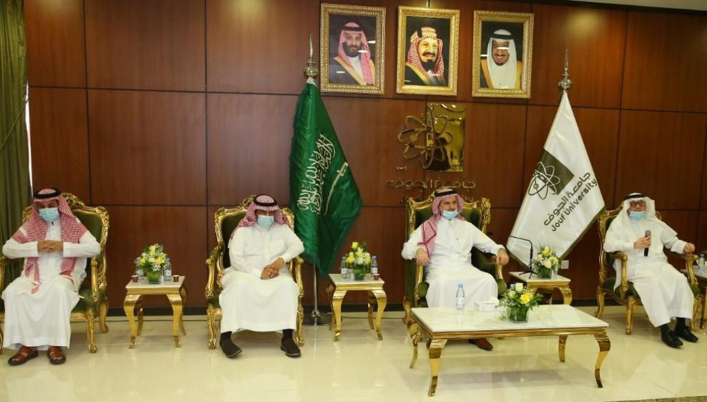 خلال معايدته منسوبي جامعة الجوف: د. الشايع يؤكد على أهمية التكامل والعمل بروح الفريق لتحقيق أهداف الجامعة