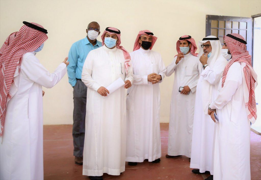 معالي رئيس جامعة الحدود الشمالية يزور قاعات اختبار طلاب كلية الطب للمرحلة السريرية والمؤجلة من العام الجامعي 1440/1441هـ