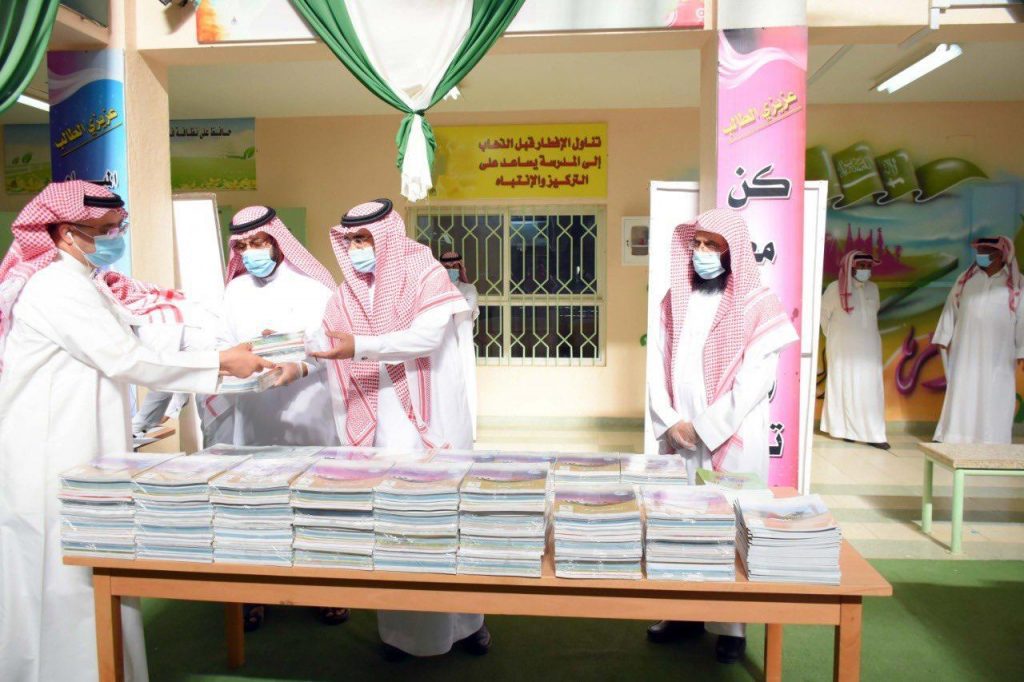 مدارس التعليم بمنطقة الجوف تسلم المقررات المدرسية للطلاب
