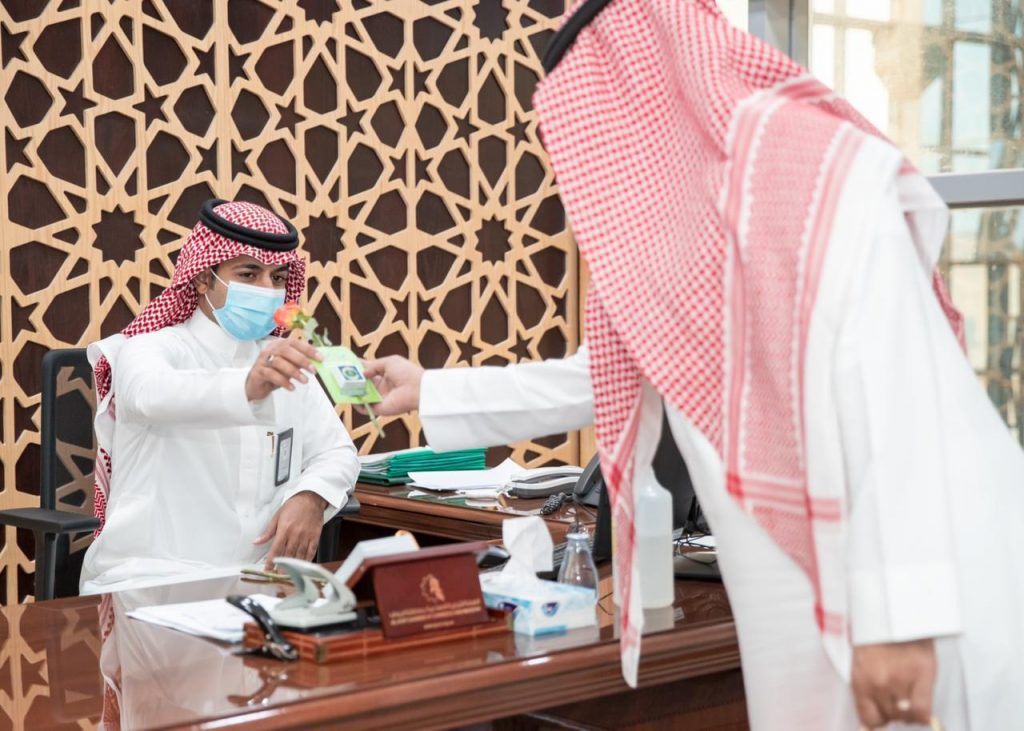 أمانة الجوف تشارك منسوبيها فرحة العيد بالورود والهدايا أمانة الجوف تشارك منسوبيها فرحة العيد بالورود والهدايا